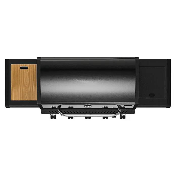 Kingstone Gasgrill Diner 5500 Beast - Grillfläche (B x T): 92 x 43 cm, 17,5 kW, Anzahl Brenner: 5 Stk. - Nahaufnahme eines schwarzen Grills mit Holzplatte an der Seite. Das Produkt ist von hoher Qualität und langlebig.