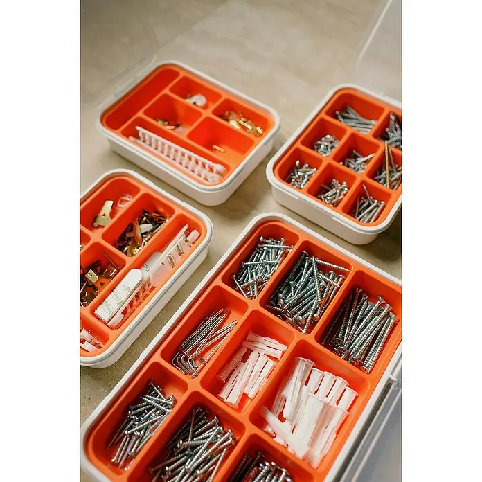 Fischer Taco universal SX Plus SP K NV - Ø x L: 5 x 25 mm, Plástico, 20 ud. - Cuatro cajas de clasificación naranjas con varios tornillos, tacos y colgadores, ideales para organizar herramientas y accesorios.