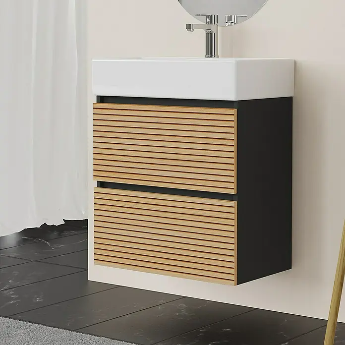 Conjunto de mueble de baño Osaka Slim - 60 cm, Negro/Nogal, 2 pzs. - Imagen de un moderno mueble de baño con frontal de madera y cuerpo negro bajo un lavabo blanco con grifo.