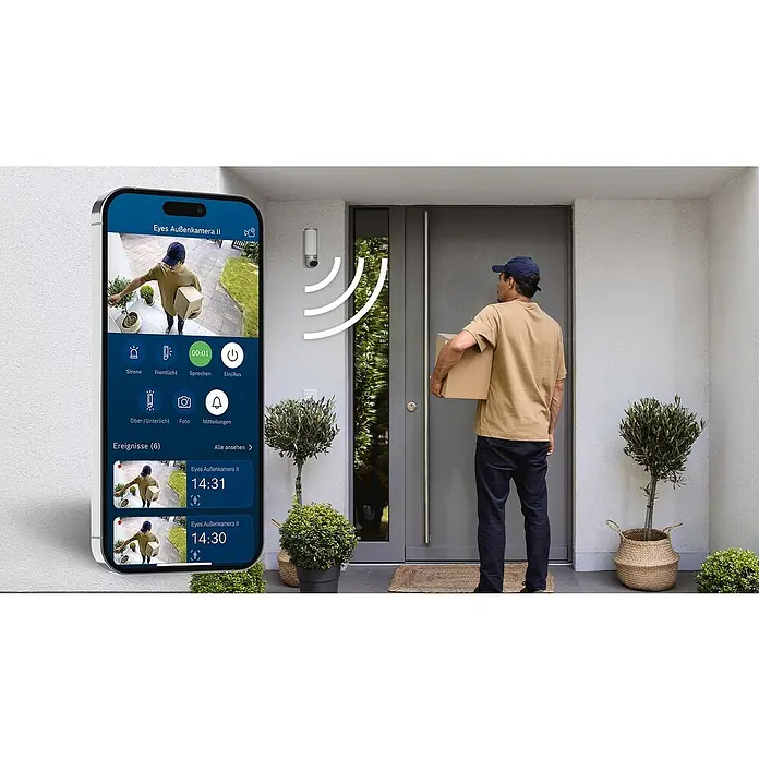Bosch Smart Home Überwachungskamera Eyes II -  - Ein Mann stellt ein Paket vor einer Haustür ab, während eine Überwachungskamera und eine Smartphone-App das Geschehen überwachen.