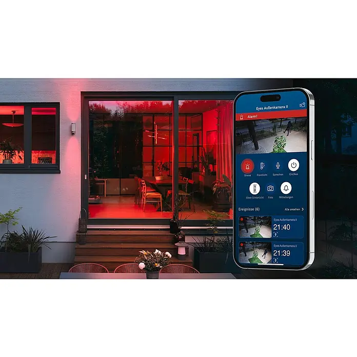 Bosch Smart Home Überwachungskamera Eyes II -  - Ein Smartphone zeigt die App einer Eyes Außenkamera II, die ein Alarmsignal meldet und verschiedene Steuerungsoptionen bietet.