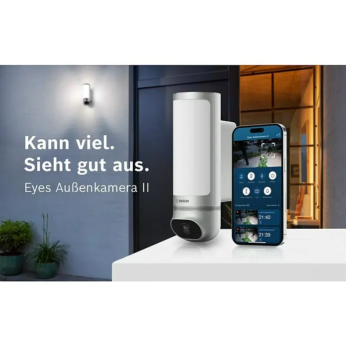 Bosch Smart Home Überwachungskamera Eyes II -  - Aufnahme der Bosch Eyes Außenkamera II mit einem Smartphone, das die zugehörige App anzeigt.
