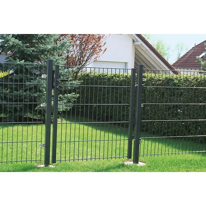 Hadra Zauntor Small1,03 x 1 m, Anthrazit, Metall - Metallzaun mit Tor und grüner Umgebung. Der Zaun bietet Sicherheit und fügt sich gut in die natürliche Umgebung ein.