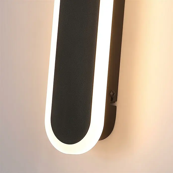 Searchlight LED-Außenwandleuchte Bordo - 6 W, 8 x 8 x 30 cm, IP65 - Nahaufnahme einer modernen schwarzen Wandleuchte mit einem hellen, weißen LED-Streifen, die ein stilvolles, minimalistisches Design betont.