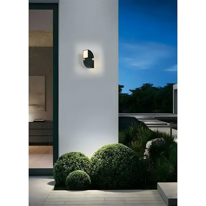 Searchlight LED-Außenwandleuchte Dakota - 8 W, 12 x 12 x 20,5 cm, Schwarz, IP44 - Elegante Außenwandleuchte in Schwarz beleuchtet einen modernen Garten. Die stilvolle Leuchte sorgt für eine angenehme Atmosphäre im Außenbereich.