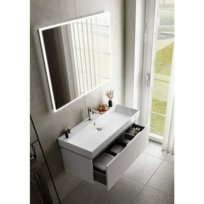 Riva Tape Waschtischunterschrank - 97,5 x 42,2 x 38,6 cm, Weiß - Elegantes Badezimmer-Interieur mit einem modernen, beleuchteten Spiegel und einem weißen Waschtisch mit offenem Schubladensystem.