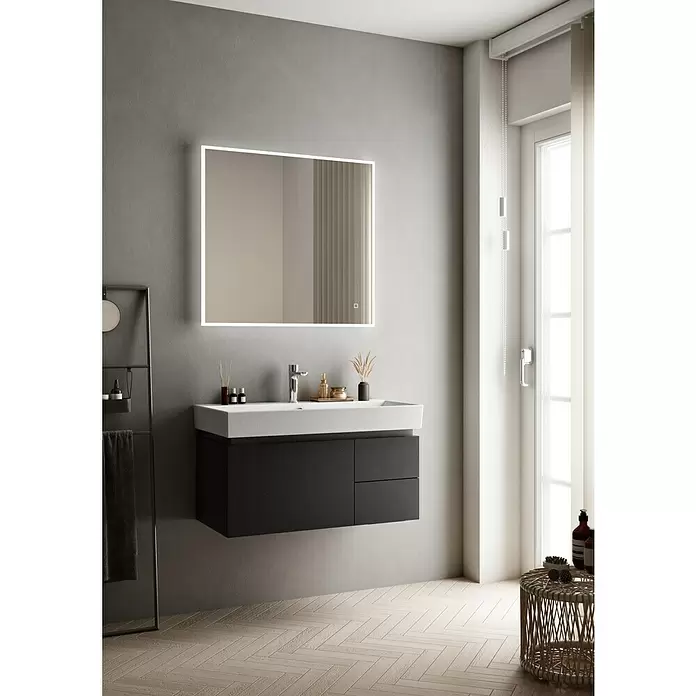 Riva Tape Waschtischunterschrank - 83,5 x 42,2 x 38,6 cm, Schwarz - Dunkelgrauer Badunterschrank mit weißem Waschbecken und beleuchtetem rechteckigem Spiegel in modernem Ambiente.