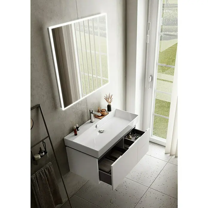 Riva Tape Waschtischunterschrank - 83,5 x 42,2 x 38,6 cm, Weiß - Ein modernes Badezimmer mit einem weißen Waschtisch mit offenem Schubladen, einem beleuchteten Spiegel und grauem Handtuchwärmer.