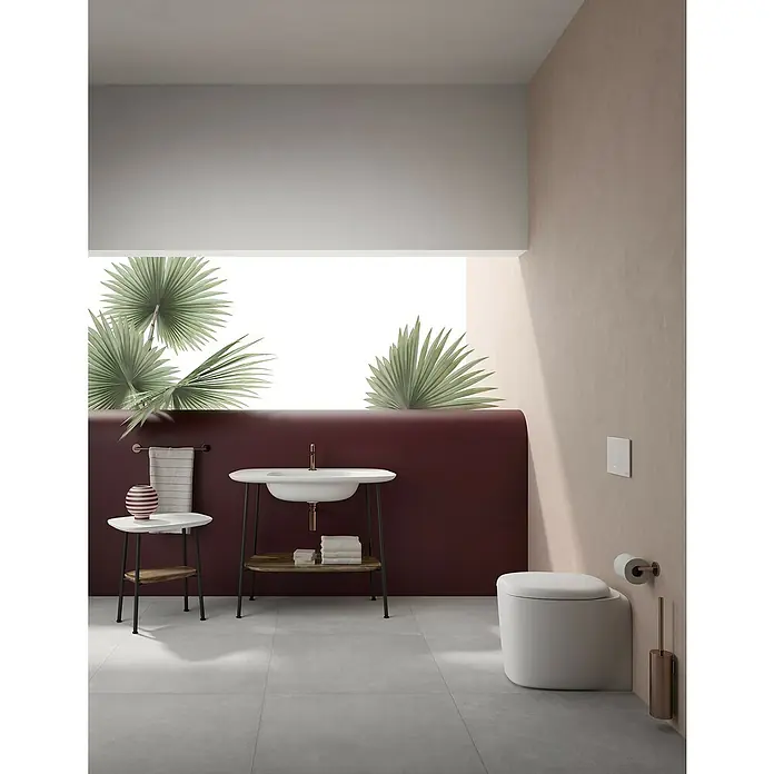 VitrA Plural Badmöbel-Set - Gesamtbreite Badmöbel: 99,5 cm, Weiß/Eiche Dunkel/Schwarz, Glänzend, 3 -tlg. - Modernes Badezimmer mit freistehendem Waschtisch, Toilette und Pflanzen. Der Waschtisch mit Unterschrank bietet zusätzlichen Stauraum.