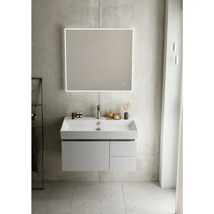 Riva Tape Waschtischunterschrank - 83,5 x 42,2 x 38,6 cm, Weiß - Ein modernes Badezimmer mit einem weißen Waschtischunterschrank, einem beleuchteten Spiegel und stilvollen Accessoires für ein elegantes Ambiente.