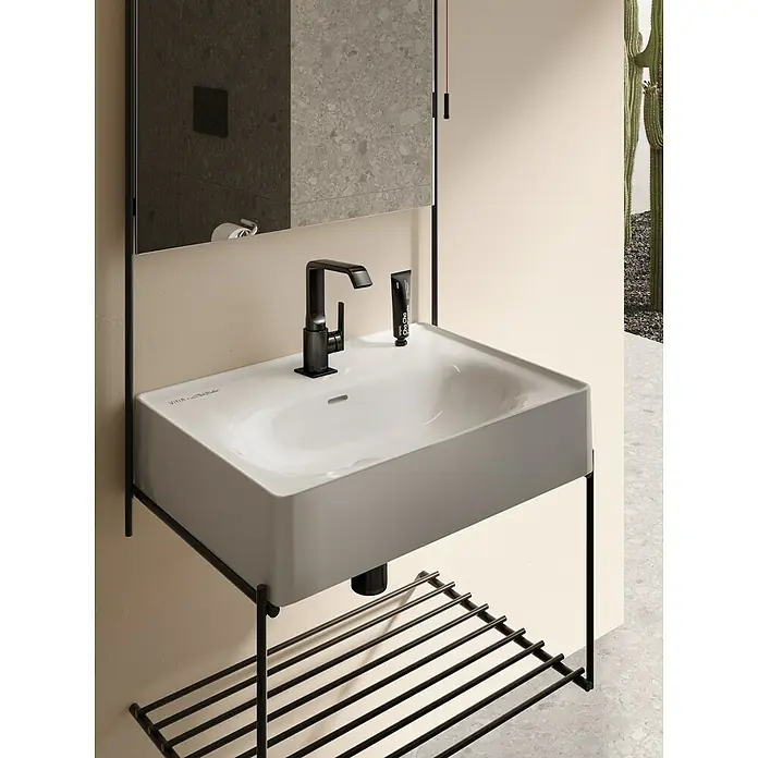 VitrA Equal Badmöbel-Set - Gesamtbreite Badmöbel: 62 cm, Weiß/Schwarz, Glänzend, 2 -tlg. - Ein elegantes Waschbecken mit schwarzer Armatur und praktischem Regal, ideal für moderne Badezimmer.