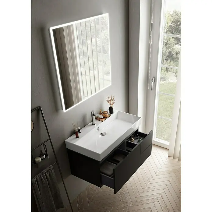 Riva Tape Waschtischunterschrank - 83,5 x 42,2 x 38,6 cm, Schwarz - Modernes Badezimmer mit einem schwarzen Waschtischunterschrank, einer weißen Waschbeckenplatte und einem beleuchteten Spiegel für ein stilvolles Ambiente.