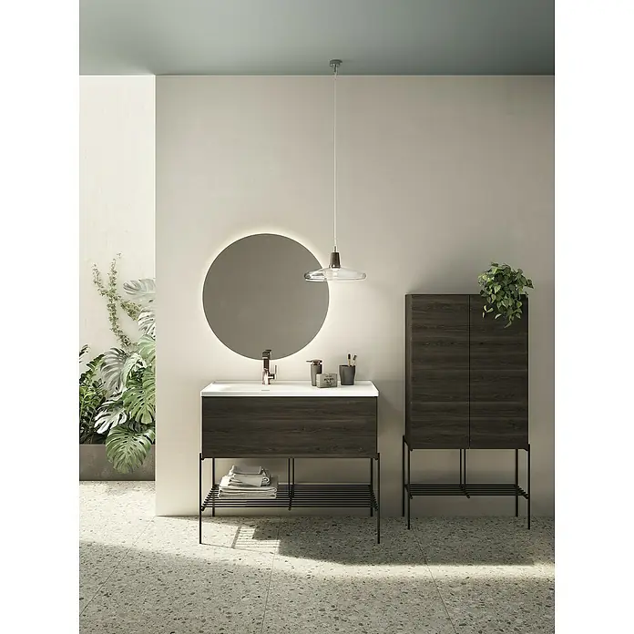 VitrA Equal Hochschrank - B x T x H: 73,5 x 27,5 x 141 cm, Ulme - Elegantes Badezimmer-Set mit einem Waschtischunterschrank aus dunklem Holz und einem passenden Hochschrank, perfekt für moderne Bäder.
