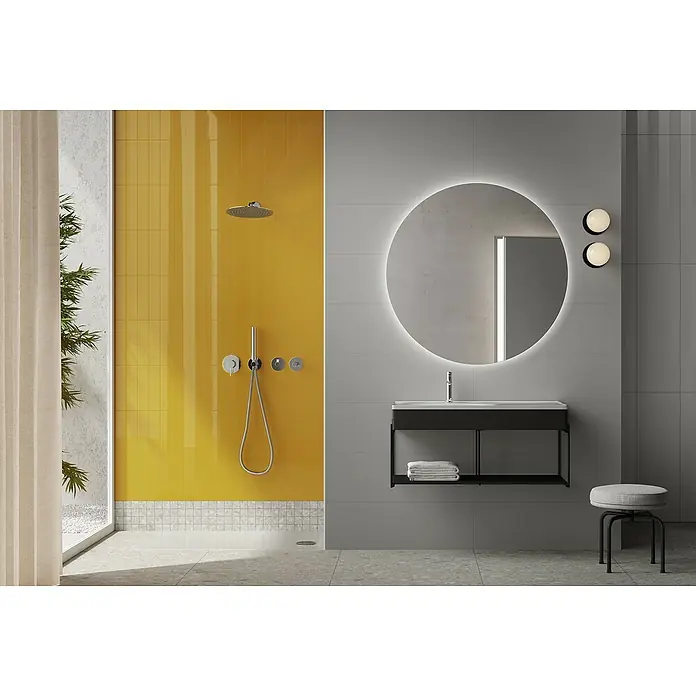 VitrA Equal Badmöbel-Set - Gesamtbreite Badmöbel: 103 cm, Weiß/Schwarz-Eiche, Glänzend, 3 -tlg., Mit Gestell - Ein modernes Badezimmer mit gelben Fliesen in der Dusche, einem runden Spiegel und einem schwarzen Waschtisch mit Handtüchern.