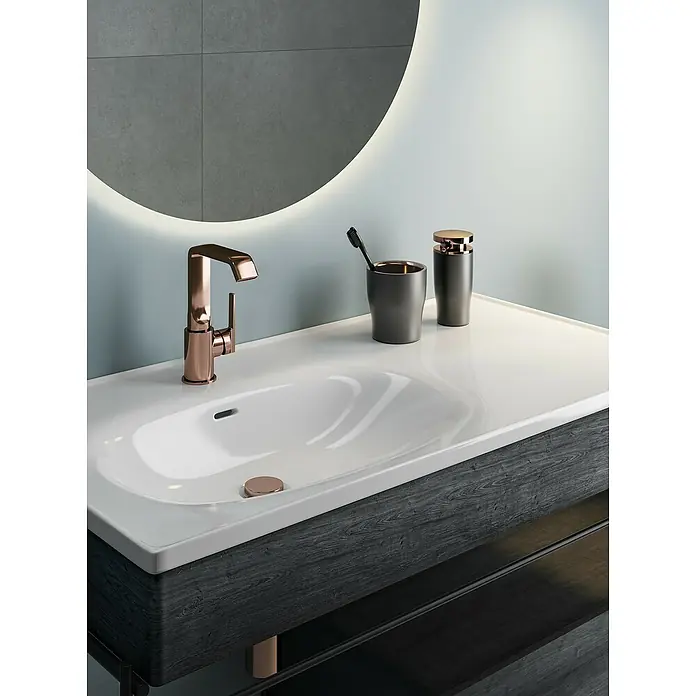 VitrA Equal Badmöbel-Set - Gesamtbreite Badmöbel: 103 cm, Weiß/Schwarz-Eiche, Glänzend, 3 -tlg., Mit Handtuchhalter - Modernes Badezimmerwaschbecken mit Armatur in Roségold und stilvollen Accessoires vor beleuchtetem Spiegel.