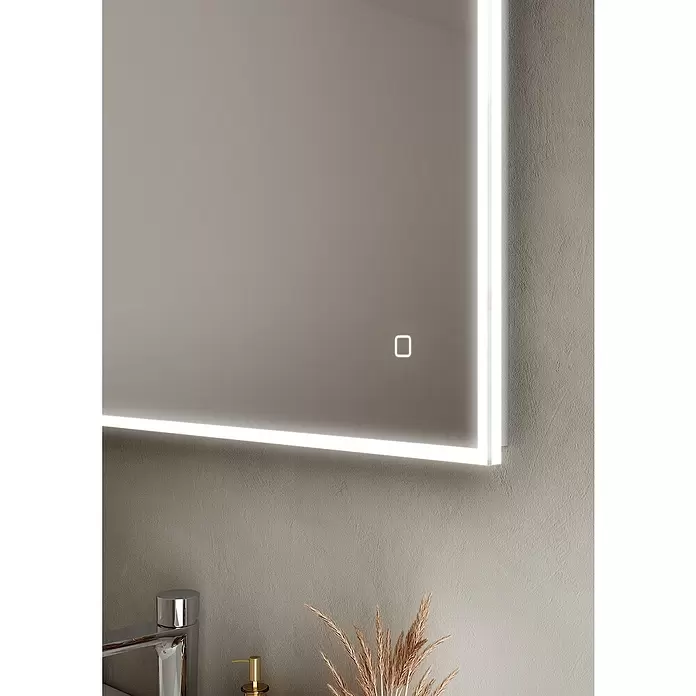 Riva LED-Lichtspiegel Draw Tape - 100 x 75 cm - Rechteckiger LED-Badezimmerspiegel mit beleuchtetem Rand und Touch-Bedienfeld, über einem Chromwasserhahn.