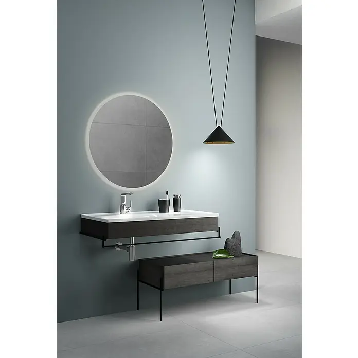 VitrA Equal Badmöbel-Set - Gesamtbreite Badmöbel: 103 cm, Weiß/Schwarz-Eiche, Glänzend, 3 -tlg., Mit Handtuchhalter - Modernes Badezimmer-Interieur mit rundem Spiegel, Waschtisch und Unterschrank in dunklem Holzdesign, sowie einer Hängeleuchte.