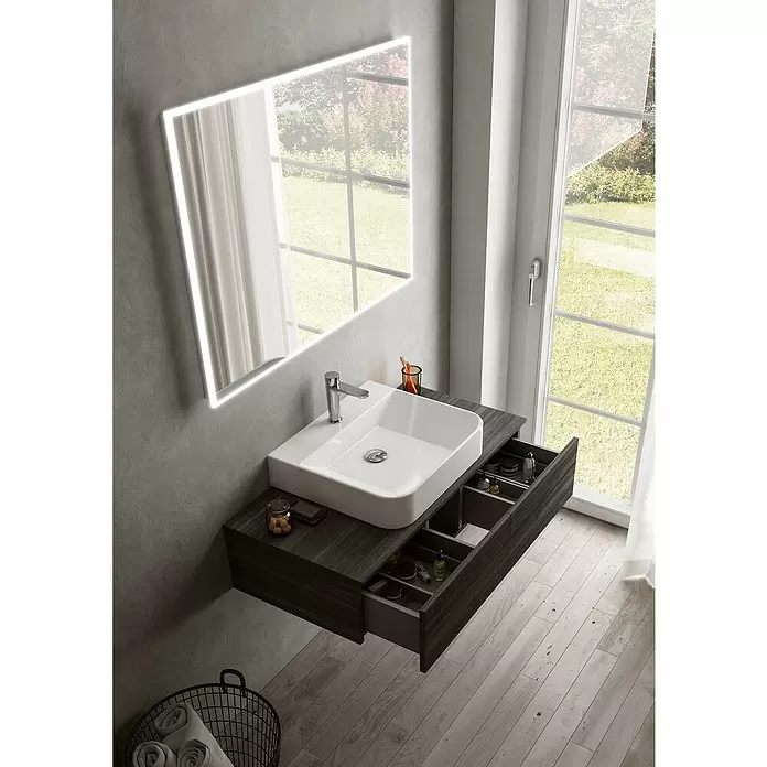 Riva Draw Waschtischunterschrank - 100 x 50 x 25 cm - Moderner Waschtisch aus dunklem Holz mit weißem Becken, Chromarmatur, beleuchtetem Spiegel und geöffneten Schubladen für Pflegeprodukte.