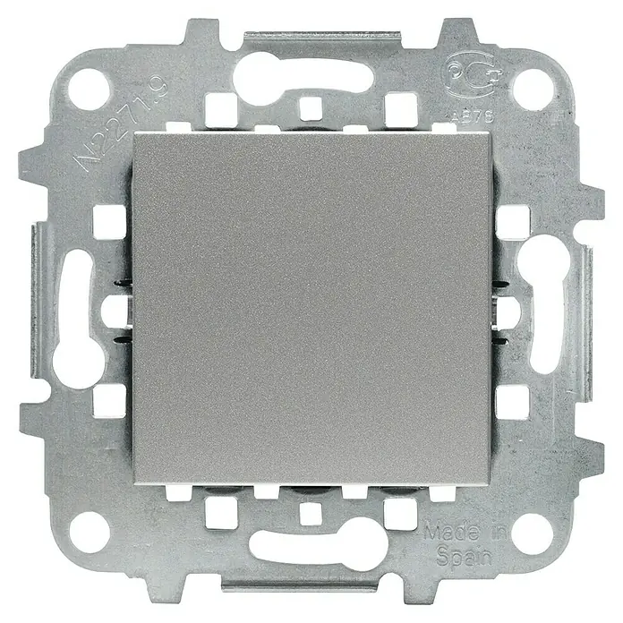 Tapa ciega Zenit - Plata, Mate, Plástico, Otros - Primer plano de un interruptor gris, que ofrece una estética moderna y minimalista para cualquier interior.