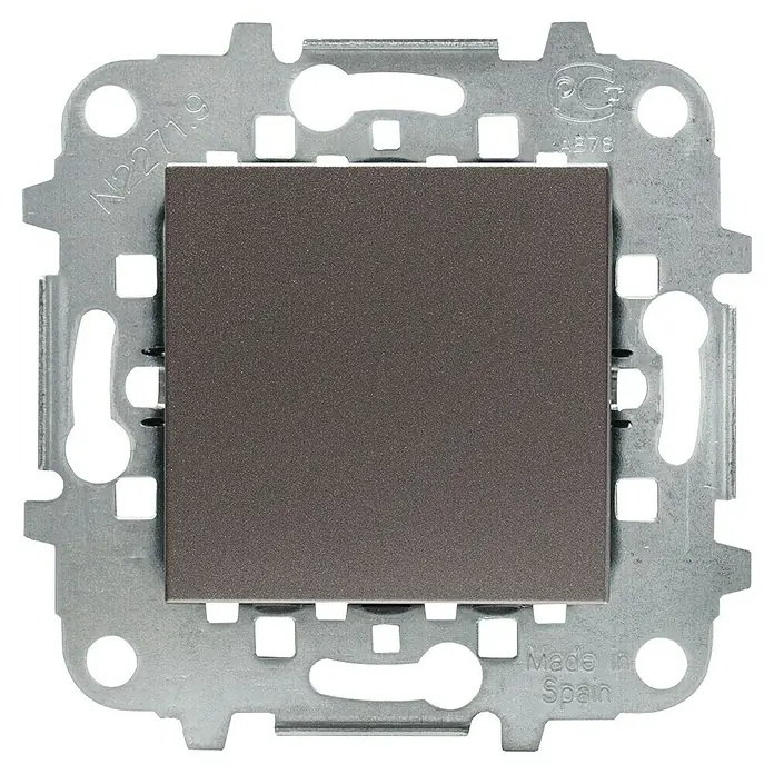 Tapa ciega Zenit - Antracita, Mate, Plástico, Otros - Primer plano de un interruptor de luz marrón con placa de montaje plateada sobre fondo negro.