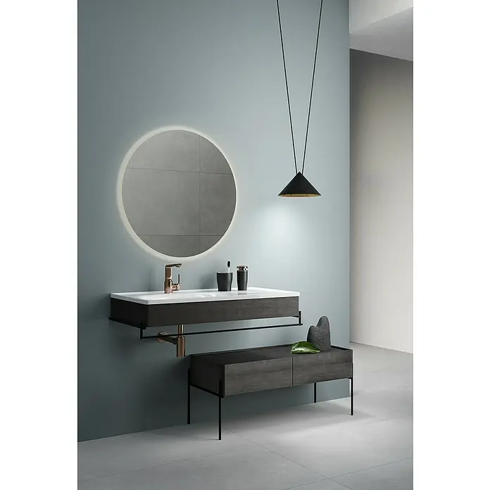 VitrA Equal Unterschrank - B x T x H: 102 x 42 x 44,5 cm, Ulme - Modernes Badezimmer-Interieur mit grauem Waschtischunterschrank, beleuchtetem Spiegel und dekorativer Pendelleuchte. Elegantes Design für ein stilvolles Bad.
