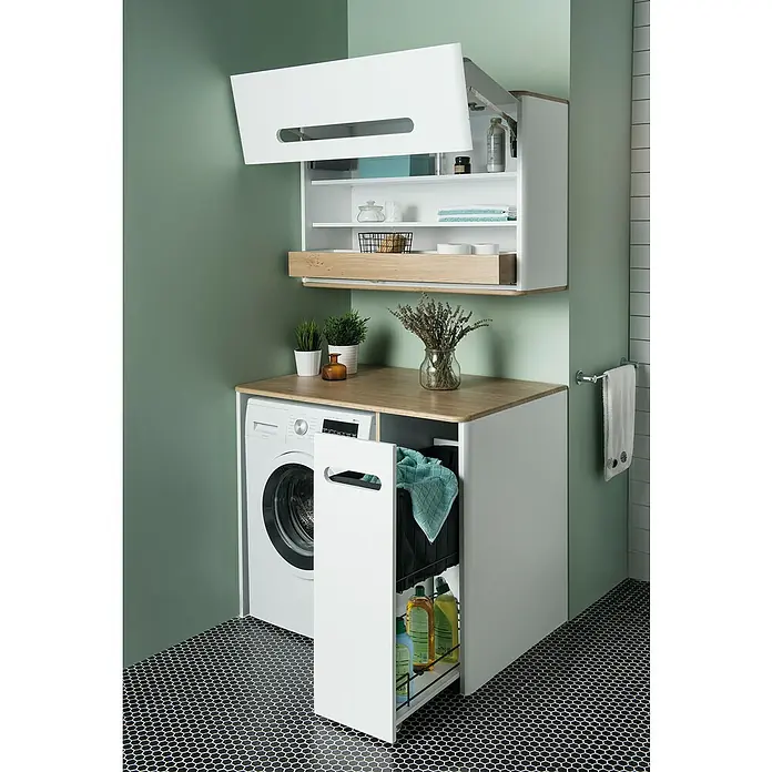 VitrA Sento Hängeschrank - B x T x H: 105 x 34,5 x 70 cm, Weiß - Einrichtung für Waschküche mit Waschmaschine, Schrank und Regalen, die Stauraum bietet, auf einem schwarzen Mosaikfliesenboden.