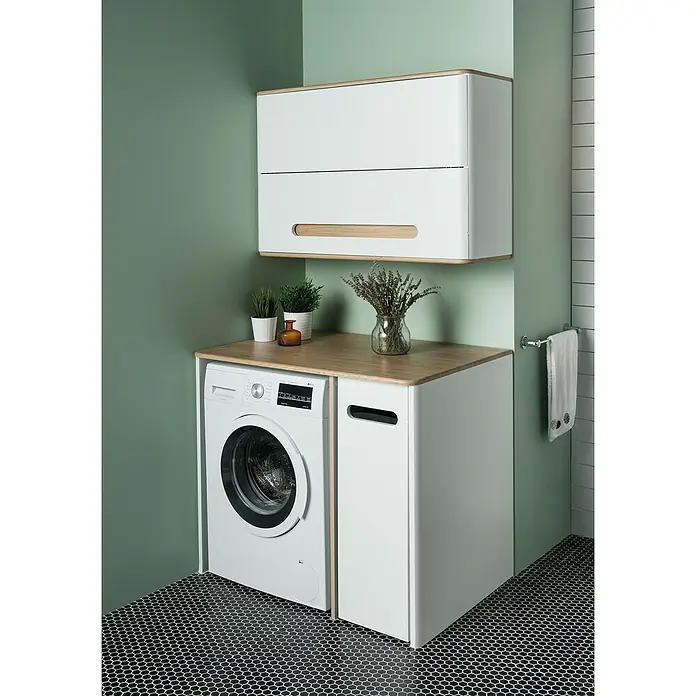 VitrA Sento Hängeschrank - B x T x H: 105 x 34,5 x 70 cm, Weiß - Waschküche mit Waschmaschine, Holztheke, Wandschrank, Dekoration und schwarzen Sechseckfliesen.
