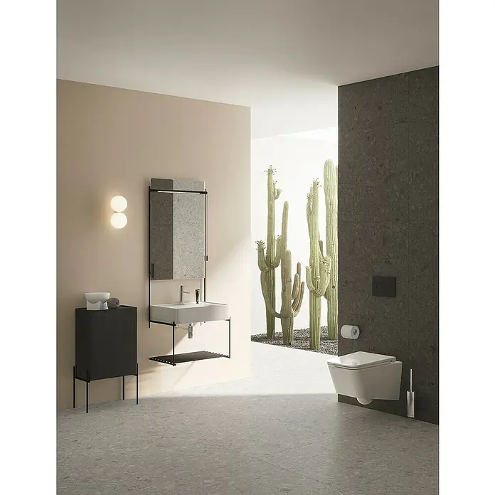 VitrA Equal Midischrank - B x T x H: 45 x 27 x 85 cm, Schwarz-Eiche, DIN Anschlag: Links - Modernes Badezimmer mit Waschtisch, WC und Kakteen im Hintergrund. Graue Fliesen und minimalistisches Design schaffen eine ruhige Atmosphäre.