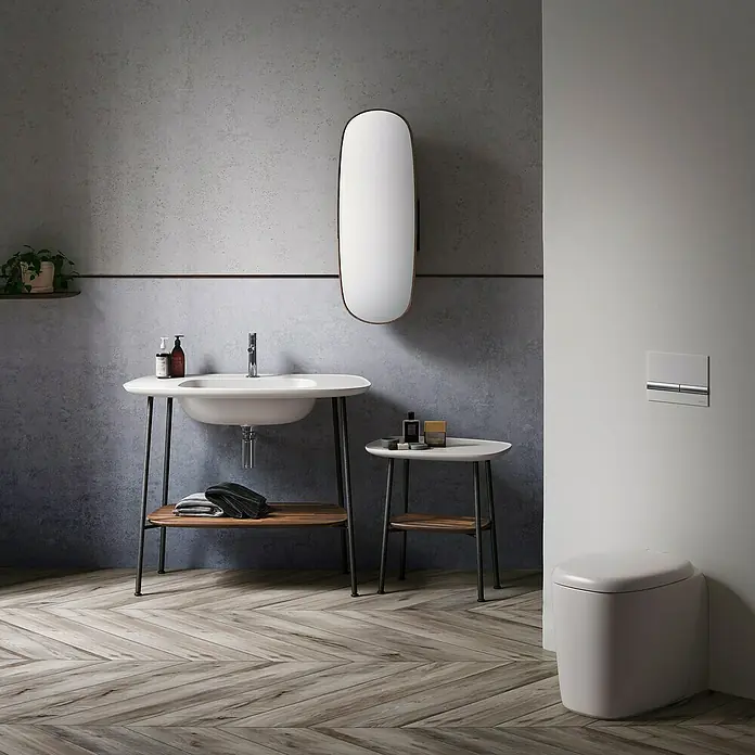 VitrA Plural Wandspiegel - 37,5 x 90 cm, Eiche Dunkel - Ein modernes Badezimmer mit einem Waschtisch mit Unterschrank, einem Spiegel und einer Toilette in schlichtem Design.