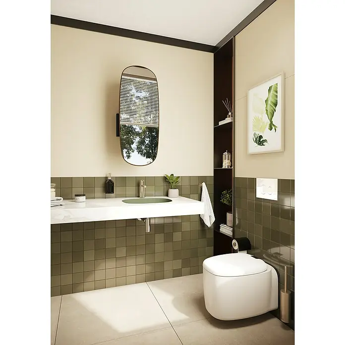 VitrA Plural Wandspiegel - 37,5 x 90 cm, Eiche Dunkel - Ein modernes Badezimmer mit einem länglichen Spiegel, einem stilvollen Waschtisch und einer wandhängenden Toilette. Das Design ist minimalistisch und elegant.