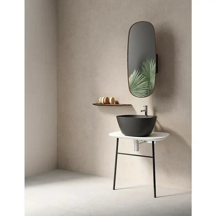 VitrA Plural Wandspiegel - 37,5 x 90 cm, Eiche Dunkel - Stilvolles Badezimmerwaschbecken mit schwarzer Schale auf weißem Unterschrank und ovalem Spiegel an einer strukturierten Wand.