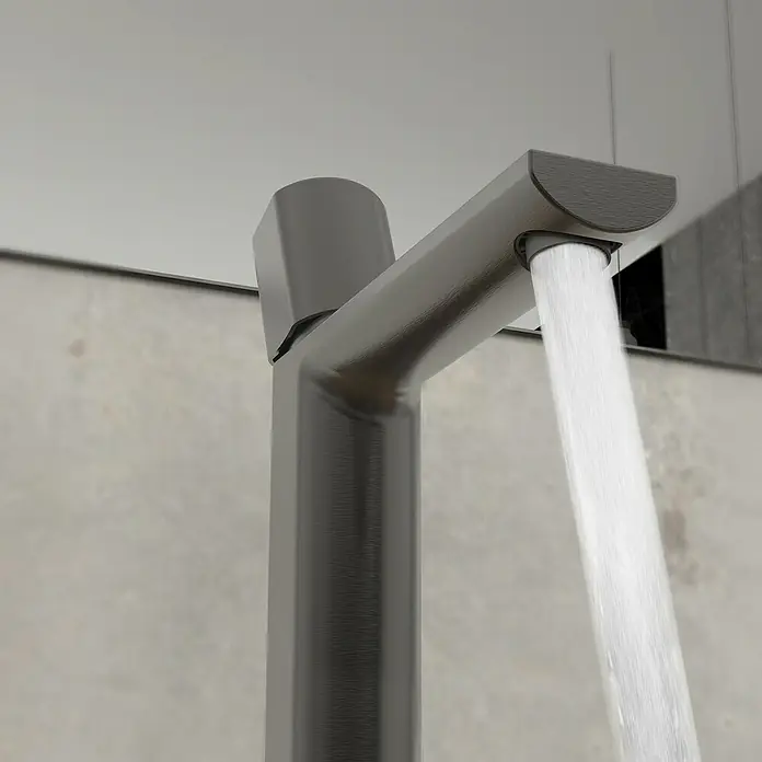 Camargue Waschtischarmatur Madrid - Graphit, Matt - Nahaufnahme einer modernen Armatur mit fließendem Wasser, die das elegante Design und die Funktionalität des Produkts hervorhebt.