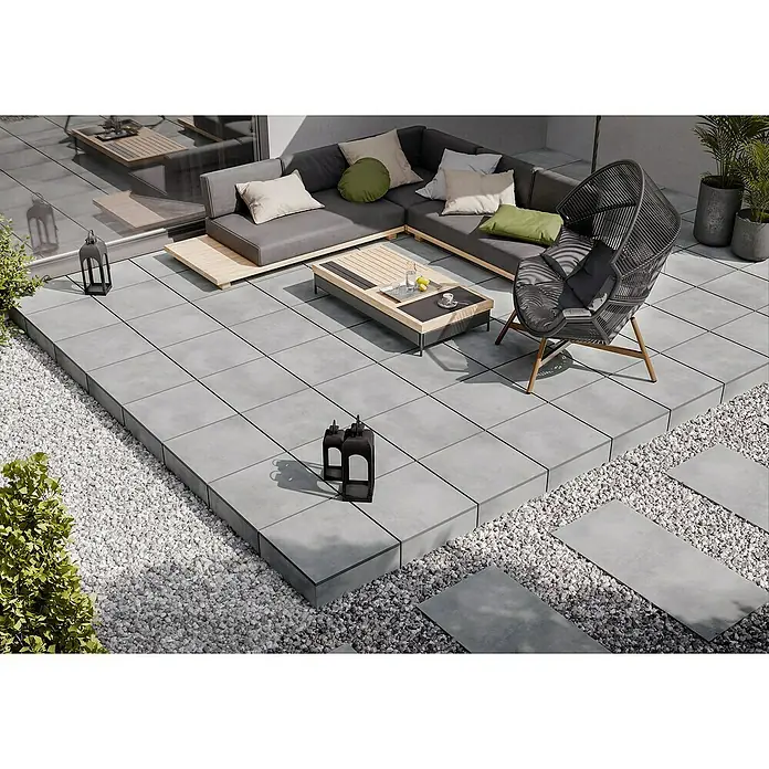 Terrassenfliese Dimension - 59,7 x 59,7 x 2 cm, Grafit, Matt - Elegante Terrassengestaltung mit grauen Terrassenplatten, Lounge-Möbeln und dekorativen Laternen für ein stilvolles Ambiente im Freien.