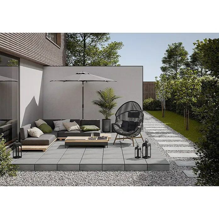 Terrassenfliese Dimension - 59,7 x 59,7 x 2 cm, Grafit, Matt - Elegante Gartengestaltung mit Lounge-Möbeln, Sonnenschirm und dekorativer Bepflanzung für entspannte Stunden im Freien. Genießen Sie Stil und Komfort.