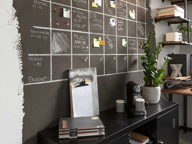 Wand als Kalender durch Tafelfarbe