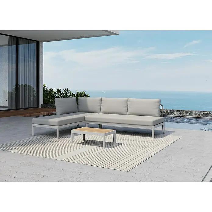 Sunfun Loungemöbel-Set Solo Rope XII - 3 -tlg., Aluminium/Kunststoff/Olefin, Light-Greige - Eine graue Outdoor-Loungegruppe mit Couchtisch auf einem gestreiften Teppich mit Meerblick.