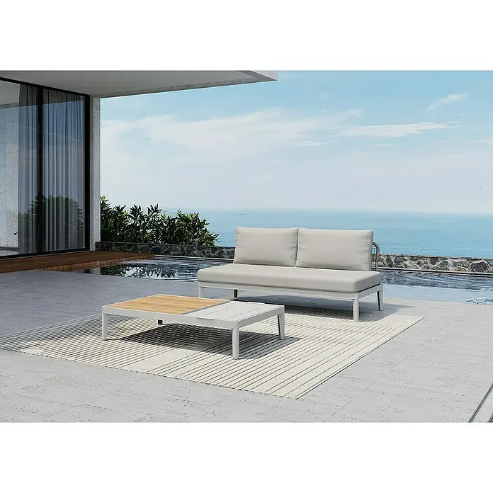 Sunfun Loungemöbel-Set Solo Rope Tabletttisch - 2 -tlg., Aluminium/Polyrattan/Olefin, Light-Greige - Ein modernes Loungeset mit einem grauen Sofa und einem Couchtisch mit Holzplatte auf einem gestreiften Teppich im Freien.