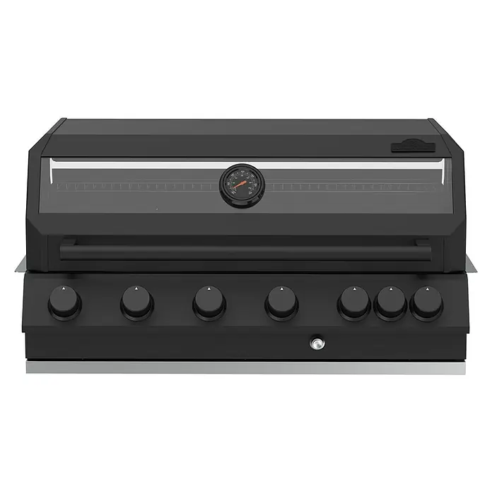 Kingstone Outdoorküche Cliff 6005/Zoe III - 5 -tlg., Teakholz/Stahl/Keramik, Schwarz/Braun, Material Grillfläche: Gusseisen, Anzahl Brenner: 6 - Das Bild zeigt einen schwarzen Grill mit Thermometer und mehreren Knöpfen. Das Design des Grills wirkt hochwertig und modern, ideal für den Garten.