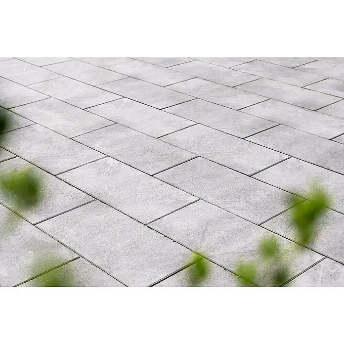 Diephaus Terrassenplatte Atlanta - 60 x 30 x 4 cm, Quarz, Beton - Detailaufnahme eines grauen Steinpflasters mit subtiler Textur, ideal für Außenbereiche und Gartenwege, um eine moderne Ästhetik zu erzeugen.