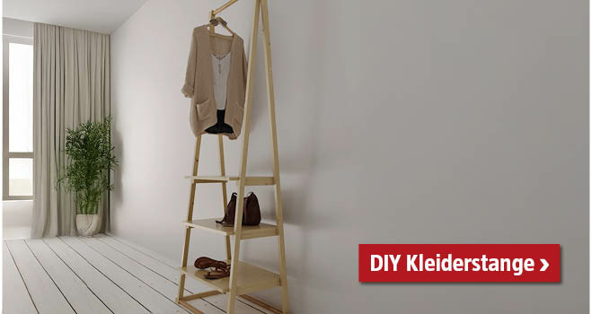 Kleiderstange mit Gewand im Zimmer