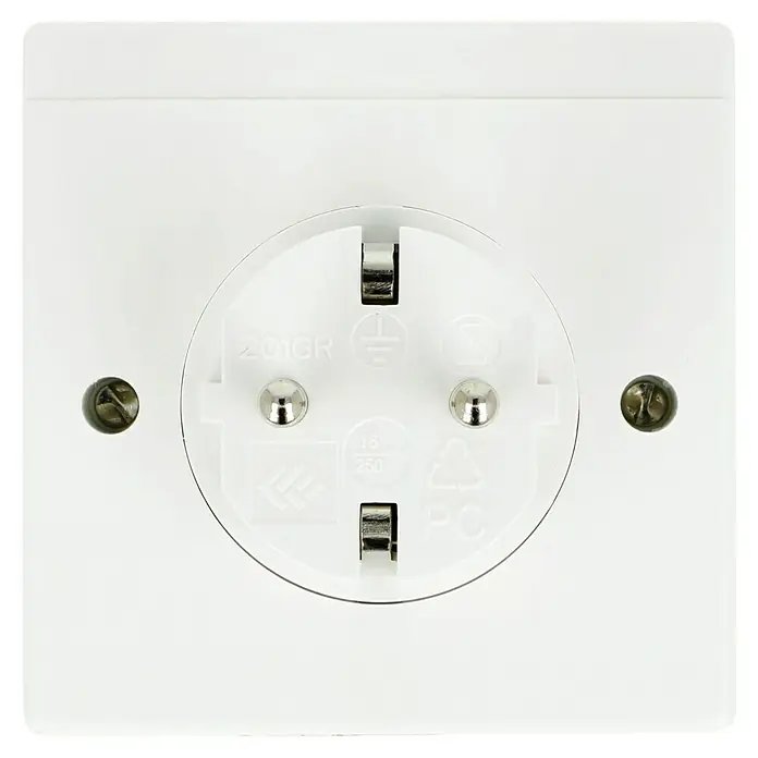 REV Energiekosten-Messgerät - Leistung: 3.680 W - Nahaufnahme einer weißen Steckdose des Typs F, auch bekannt als Schuko, mit runder Form und zwei Kontaktstiften.