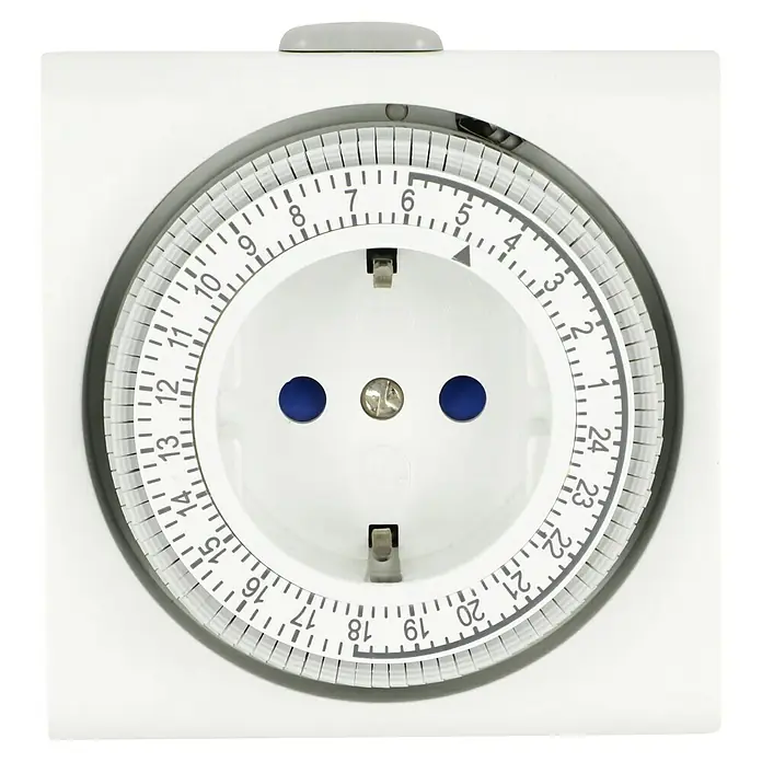 REV Tages-Zeitschaltuhr Kompakt - Mechanisch, 3.680 W, Schaltzeiten: 96, Min. Schaltabstand: 15 min - Eine Nahaufnahme einer Zeitschaltuhr mit einer Zeitanzeige von 1 bis 24 Stunden und einer Steckdose in der Mitte.