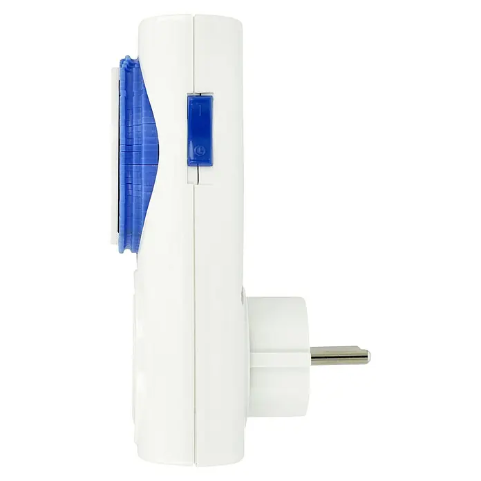 REV Tages-Zeitschaltuhr Premium - Mechanisch, Weiß, Schaltzeiten: 96 - Ein weisser Zeitschaltuhr-Stecker mit einem blauen Schalter und einer blauen Fassung. Ideal für die Steuerung von Geräten.