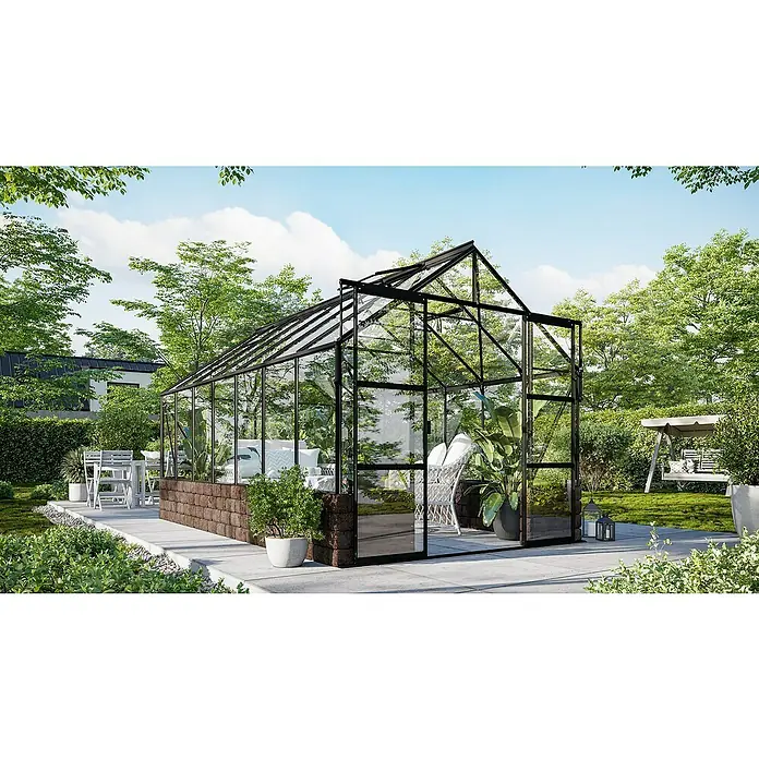 Vitavia Gewächshaus Cassandra 11500 Plus - Außenmaß inkl. Dachüberstand (B x T): 257 x 448 cm, 3 mm, Schwarz/ Herbstlaub - Dieses Bild zeigt ein Gewächshaus mit schwarzem Rahmen in einer grünen Gartenumgebung, die Entspannung und Gartenbau vereint.