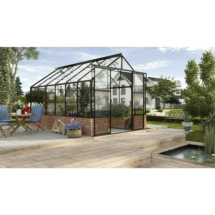 Vitavia Gewächshaus Cassandra 9900 - Außenmaß inkl. Dachüberstand (B x T): 257 x 385 cm, 3 mm, Schwarz - Das Bild zeigt ein Gewächshaus mit einem Rahmen aus dunklem Metall, das an ein Haus angebaut ist. Davor befinden sich Terrasse, Tisch und Stühle.