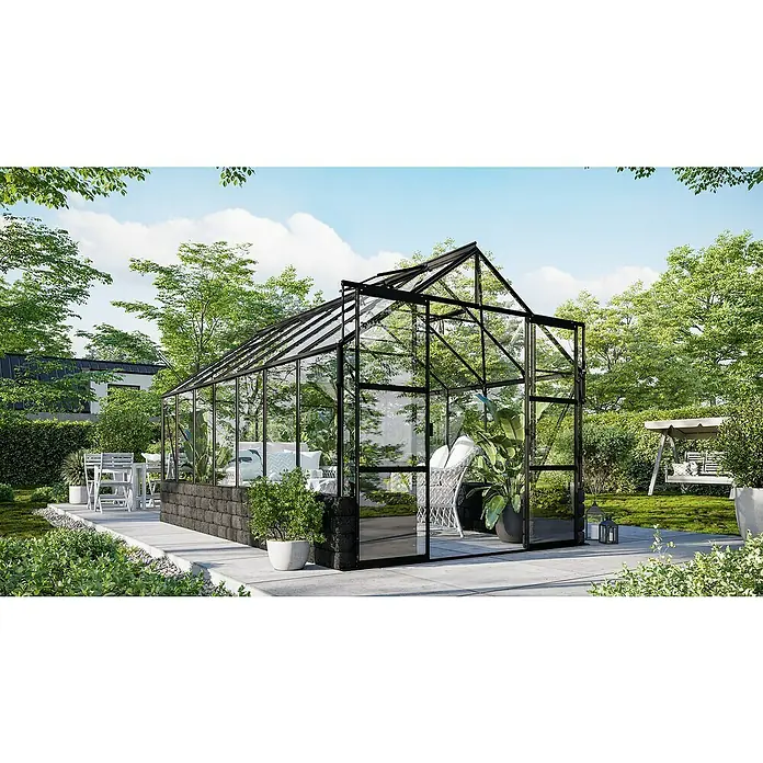 Vitavia Gewächshaus Cassandra 11500 - Außenmaß inkl. Dachüberstand (B x T): 257 x 448 cm, 3 mm, Schwarz/ Basalt - Ein Gewächshaus aus Glas und schwarzem Metall steht in einem Garten. Das Gewächshaus bietet Platz für Pflanzen und Möbel.