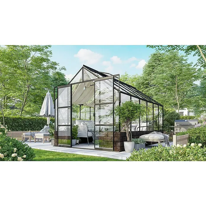 Vitavia Gewächshaus Cassandra 9900 Plus - Außenmaß inkl. Dachüberstand (B x T): 257 x 385 cm, 3 mm, Schwarz/ Herbstlaub - Elegantes Gewächshaus mit schwarzem Rahmen und Glaswänden, umgeben von üppigem Grün, das ein stilvolles Ambiente für Pflanzenliebhaber schafft.