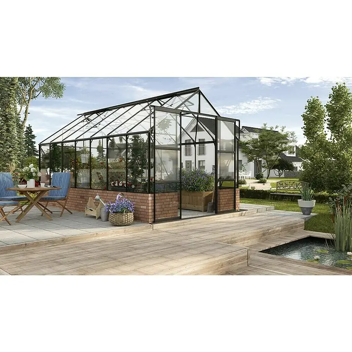 Vitavia Gewächshaus Cassandra 9900 Plus - Außenmaß inkl. Dachüberstand (B x T): 257 x 385 cm, 3 mm, Schwarz - Ein Gewächshaus mit Glaswänden und schwarzem Rahmen, das an einem sonnigen Tag in einem Garten steht. Es ist umgeben von Grünflächen, Bäumen und Blumen.
