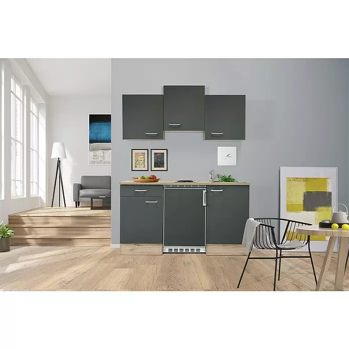 Flex-Well Tiago Singleküche - Breite: 150 cm, Grau, Mit Elektrogeräten - Dunkelgraue Kompaktküche mit heller Holz-Arbeitsplatte, Spüle, Kochfeld und Kühlschrank, integriert in einen modernen Wohnbereich.