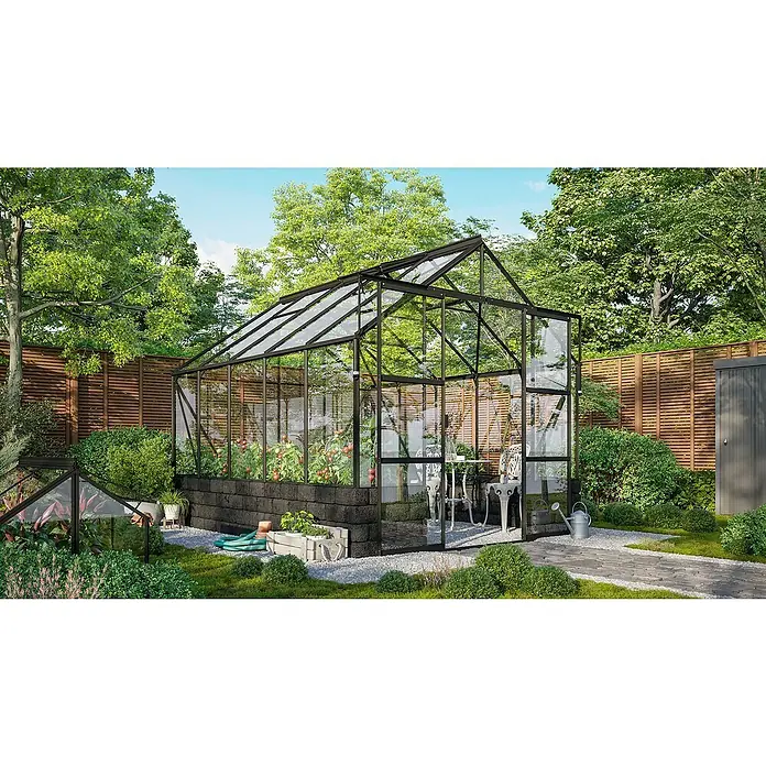 Vitavia Gewächshaus Cassandra 8300 - Außenmaß inkl. Dachüberstand (B x T): 257 x 323 cm, 3 mm, Schwarz/ Basalt - Das Bild zeigt ein elegantes Gewächshaus mit schwarzem Rahmen, umgeben von üppigem Grün, das eine ideale Umgebung für Pflanzenliebhaber schafft.